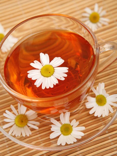 Τσάι Μια Κούπα Και Χαμομήλι Λουλούδια — Φωτογραφία Αρχείου