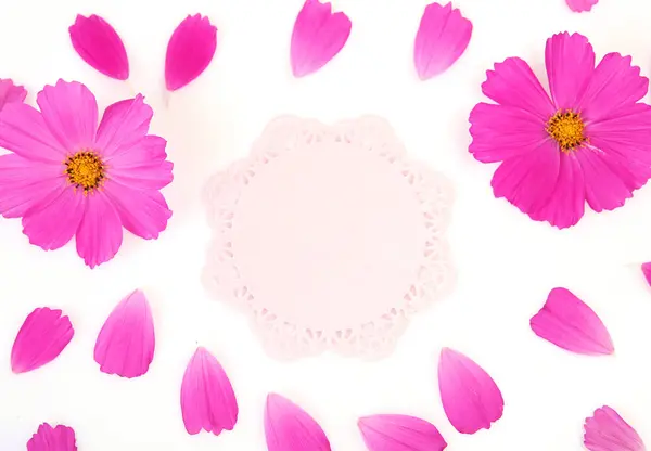 Ροζ Λουλούδια Πέταλα Και Μια Στρογγυλή Ετικέτα — Φωτογραφία Αρχείου