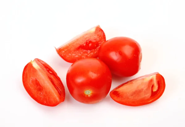 新鮮な白い背景にトマトをカット — ストック写真