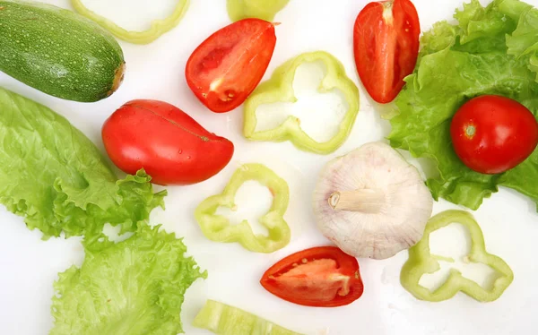 ダイエットのための野菜を切りたてで 白い背景の食品 — ストック写真