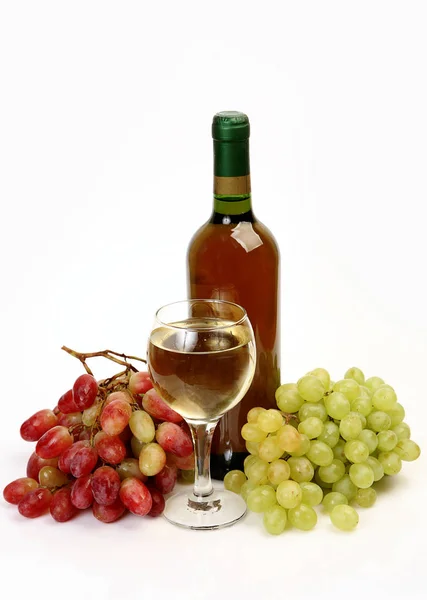 Reife Früchte Und Eine Flasche Wein — Stockfoto