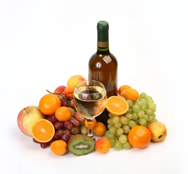 Vino Frutas Maduras Sobre Fondo Blanco — Foto de Stock