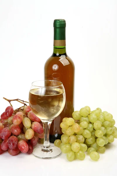 一串葡萄和一杯白色背景上的葡萄酒 — 图库照片