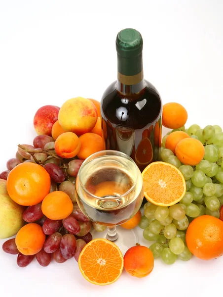 熟した果実とワインのボトル — ストック写真