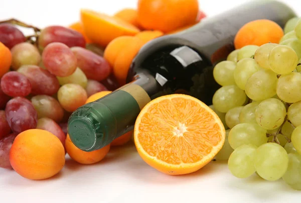 Olgun Meyve Şarap Beyaz Bir Arka Plan Üzerinde — Stok fotoğraf