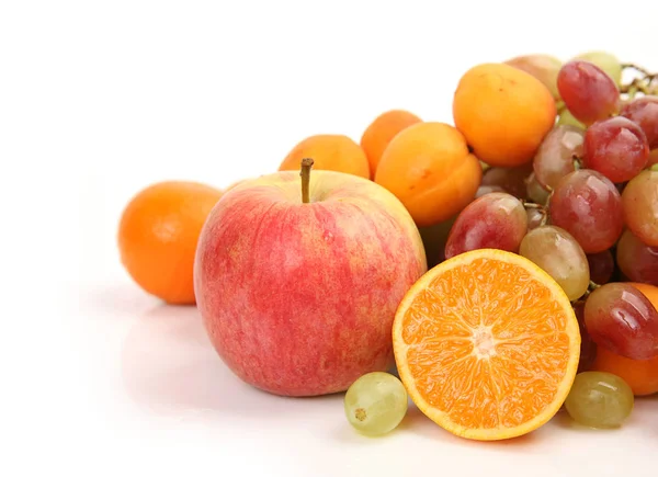 Dojrzałe Owoce Zdrową Dietę Białym Tle — Zdjęcie stockowe