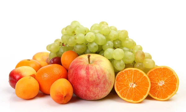 Fruta Madura Para Una Dieta Saludable Sobre Fondo Blanco —  Fotos de Stock