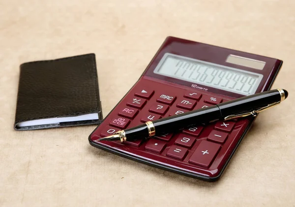 Taschenrechner Und Stift Mit Notizblock — Stockfoto