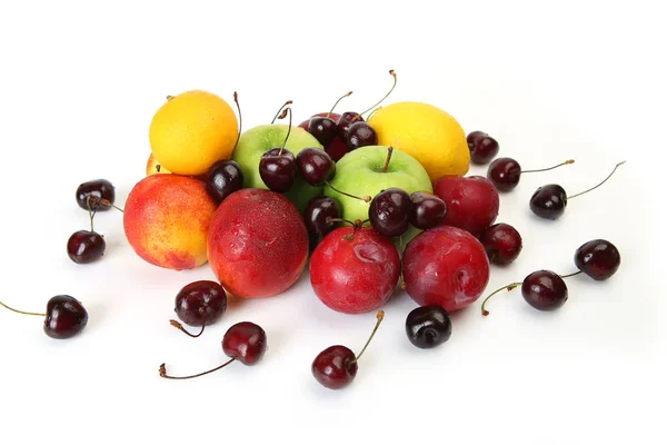 Reife Früchte Und Beeren Auf Weißem Hintergrund Für Eine Gesunde — Stockfoto