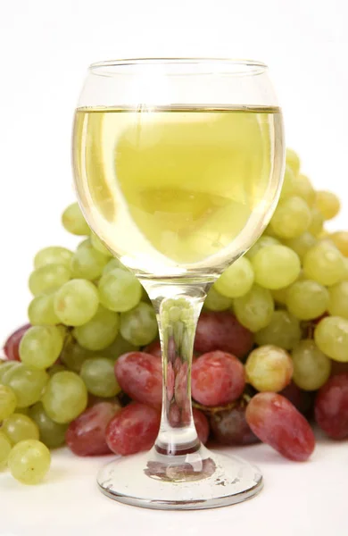 Tros Druiven Een Glas Wijn Een Witte Achtergrond Rechtenvrije Stockafbeeldingen