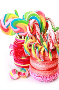 Beyaz bir arka plan üzerinde renkli şeker