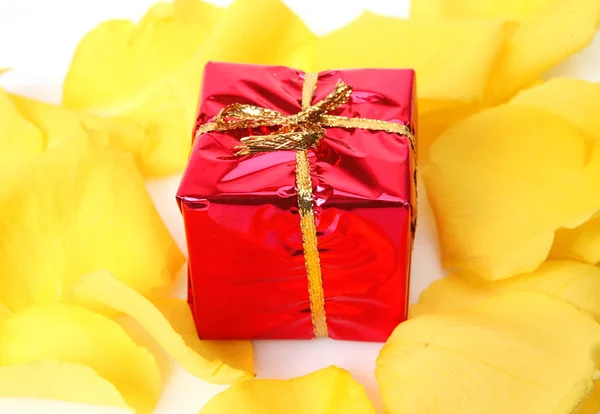 Подарочная Коробка Желтые Лепестки Роз — стоковое фото