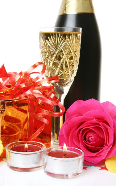 Champagner Rosenblätter Und Eine Schachtel Mit Einem Geschenk — Stockfoto