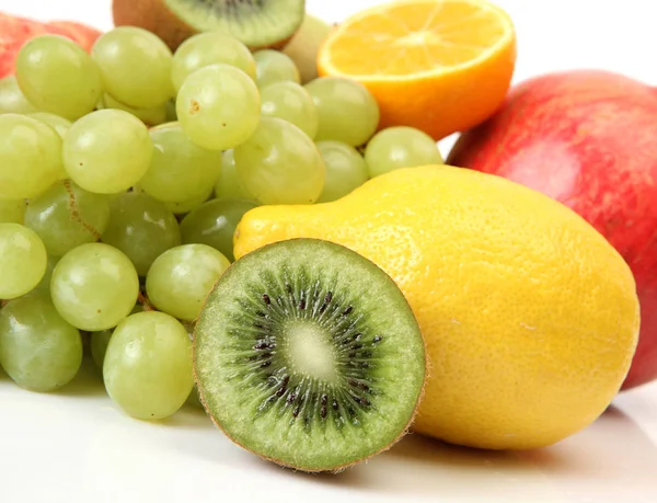 Frutas Maduras Sobre Fondo Blanco Para Una Dieta Saludable — Foto de Stock