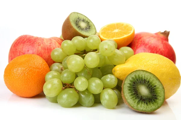 Rijpe Vruchten Een Witte Achtergrond Voor Een Gezond Voedingspatroon — Stockfoto