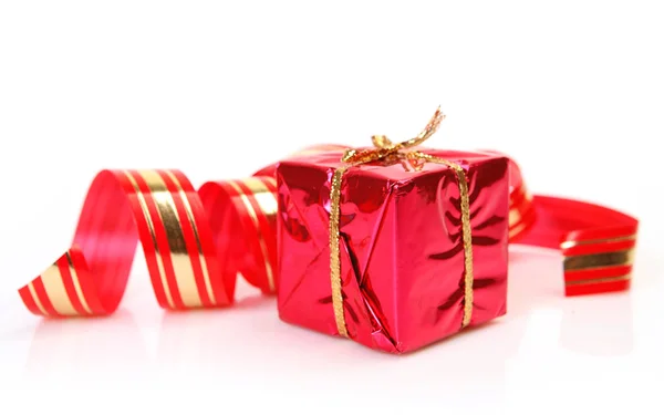 Geschenkbox Und Serpentine — Stockfoto