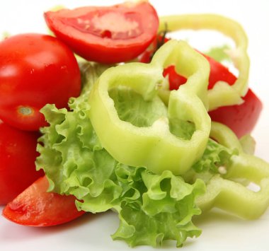 beyaz bir arka plan üzerinde olgunlaşmış ve sulu sebze