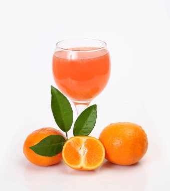 Olgun mandalina beyaz zemin üzerine yeşil yaprak