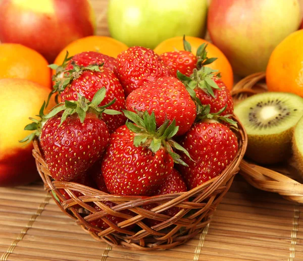 Ώριμες Φράουλες Και Φρούτα Για Υγιεινή Διατροφή — Φωτογραφία Αρχείου