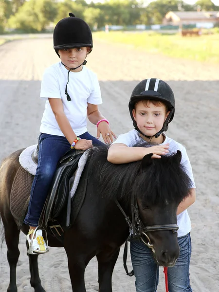Junge Mädchen Und Schwarzes Pony — Stockfoto