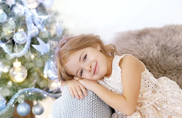 Aranyos Szőke Lány Ruha Karácsonyfát — Stock Fotó