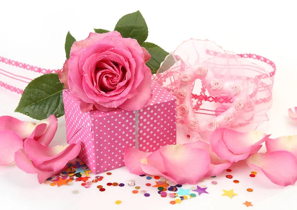 Geschenkbox Und Rosa Rose — Stockfoto