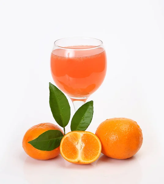 Érett Tangerine Fehér Alapon Zöld Levél — Stock Fotó