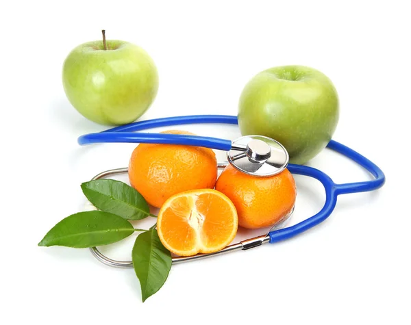 青リンゴ みかん 白い背景の上の聴診器 — ストック写真