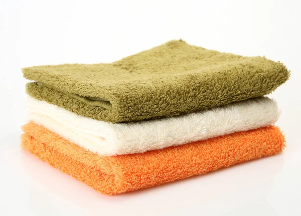 Ein Stapel Handtücher auf weißem Hintergrund — Stockfoto