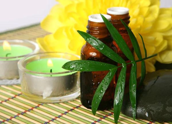 Óleo de aromaterapia e velas — Fotografia de Stock