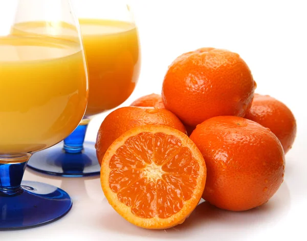 Sumo de fruta madura e tangerinas — Fotografia de Stock