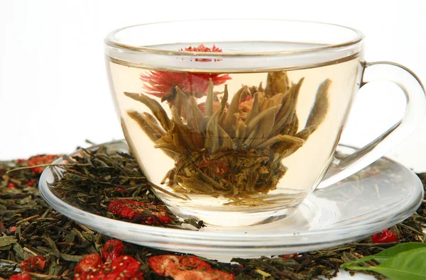 Чай в кружке и зеленый лист — стоковое фото