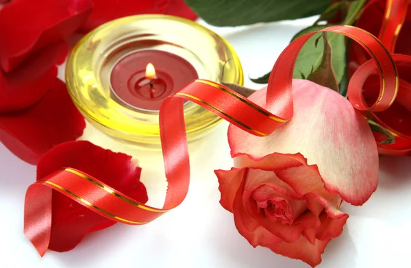 美丽的玫瑰和燃烧的蜡烛 — 图库照片