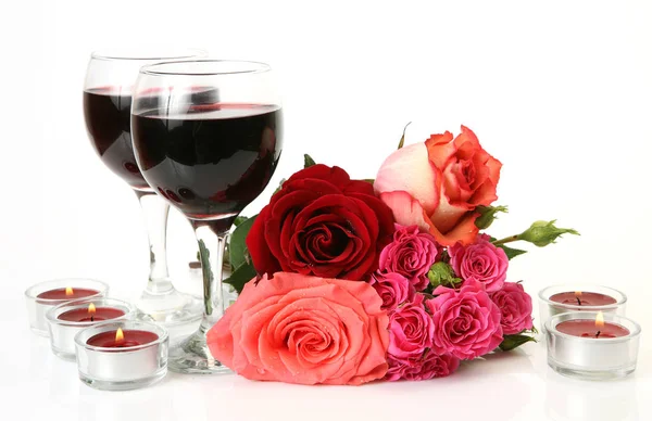 Κρασί και όμορφα τριαντάφυλλα σε λευκό φόντο — Φωτογραφία Αρχείου