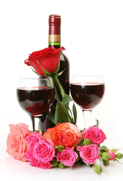 Wein und schöne Rosen auf weißem Hintergrund — Stockfoto