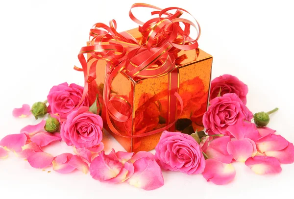 Rosor och låda med ett presentkort på en vit bakgrund — Stockfoto