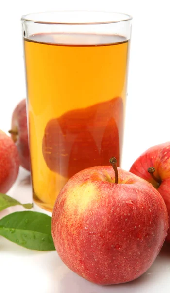 Натуральный сок из спелого яблока — стоковое фото