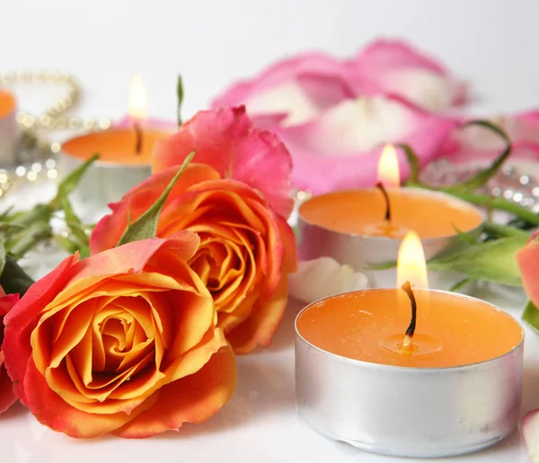 Candele ardenti e petali di rosa — Foto Stock