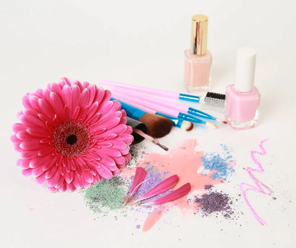 Kosmetyki dekoracyjne i różowy kwiat — Zdjęcie stockowe