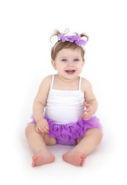 Beyaz arka planda gülüyor kız