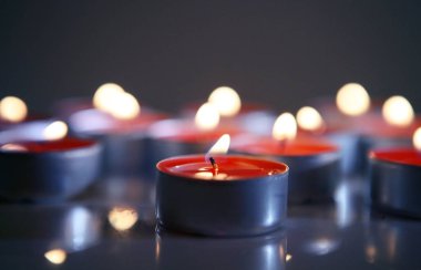 Mumlar karanlıkta yanıyor.