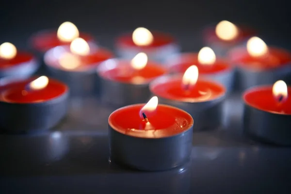 Свечи, горящие в темноте — стоковое фото