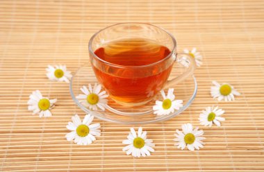 Çay Kupa ve papatya çiçekler