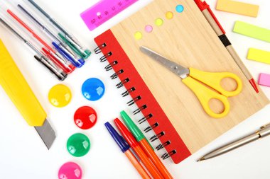 çalışma için dizüstü kalem ve diğer aksesuarlar