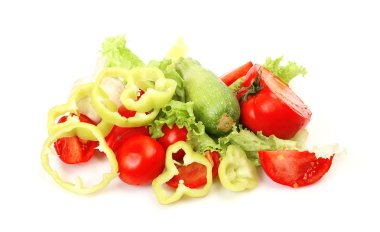 parçalar halinde kesilmiş olgun sebzeler