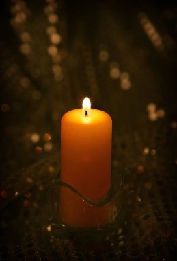 Mumlar karanlıkta yanıyor.