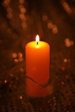Karanlıkta yanan mum