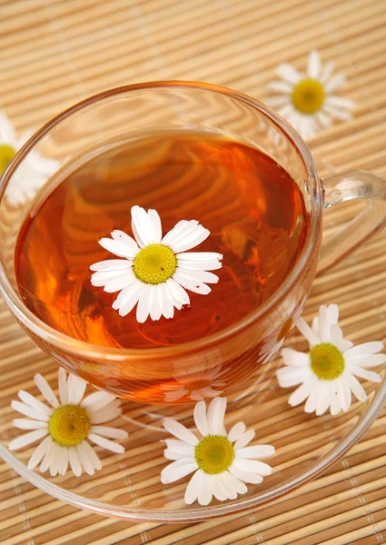 Kubek Herbaty Kwiaty Rumianku — Zdjęcie stockowe