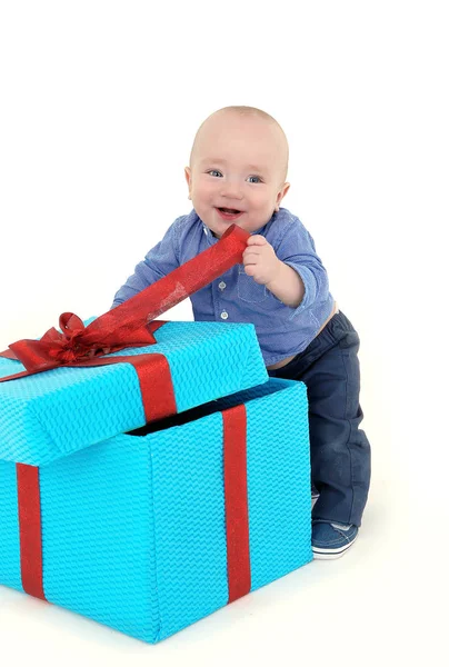 Мальчик Открывает Коробку Подарком — стоковое фото