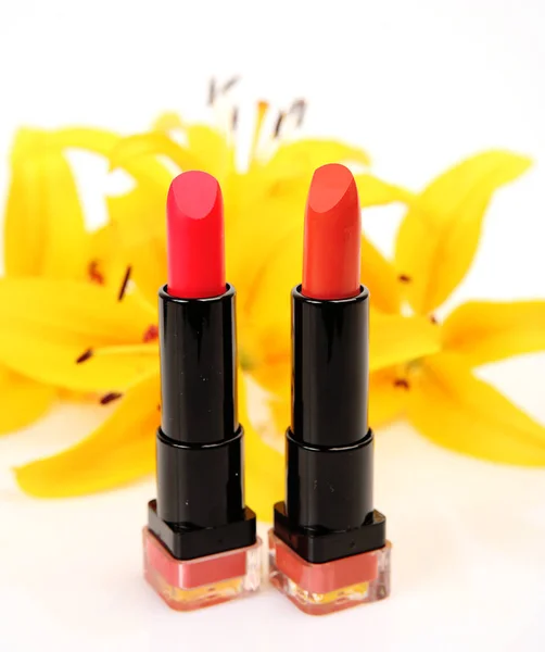 Lippenstift Und Gelbe Lilien Auf Weißem Hintergrund — Stockfoto